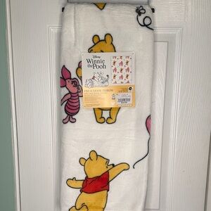 Disney Winnie the Pooh and Piglet Fleece Blanket - White and Yellow